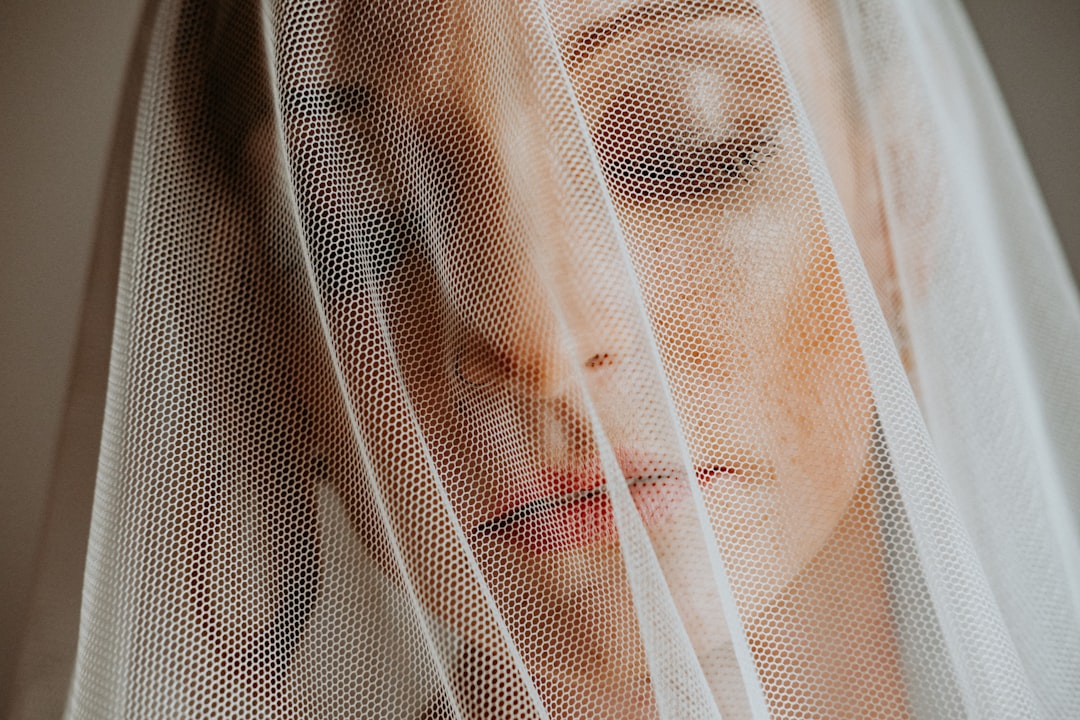 Ce înseamnă când te visezi mireasă